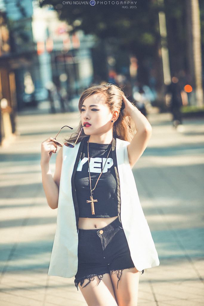 沟厕大尺度偷拍女厕嘘嘘